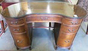 Lot - FEDERAL STYLE MAHOGANY KIDNEY DESK, American, mid-20th century, the double pedestal desk having a kidney-shaped top over seven drawers. Dimensions: 30.5"H x 46"W.
