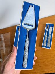 Vintage serveerset Konge blikken kaasmes snijmachine, serveermes vork, sauslepel roestvrij en tinnen bestek Noorwegen jaren 1970 midden van de eeuw - Etsy België