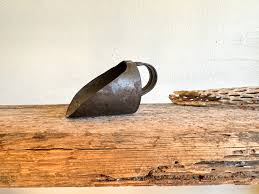 Old Sheet Metal Scoop – La Vida. Taprut