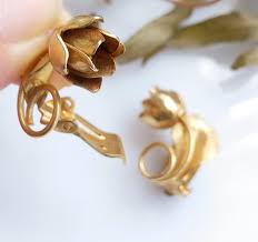 Western Antique Jewelry] Symmetrical metal gold-plated three ...