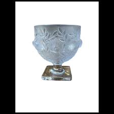 Elisabeth di Lalique vase in cut crystal. For Sale at Ruby Lane