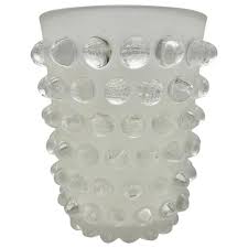 à R.Lalique Art Déco Mossi Vase in White Glass For Sale at ...