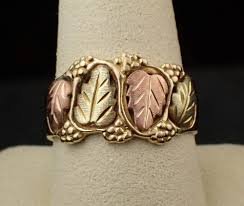 Lot - MAN'S TRI-COLOR BLACK HILLS GOLD RING