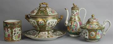 Lot - CHINESE EXPORT ROSE MEDALLION CIRCULAR TUREEN AND ...