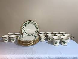 Lenox Holiday Dimension Dinner Plates Holly Berry Mugs ...