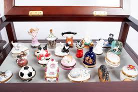 Lot - LIMOGES AND HALCYON DAYS COLLECTION IN VITRINES