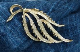 SARAH COVENTRY Leaf Brooch, Matt Gold-tone Metal, Vintage 1960s - Etsy Sweden