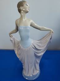 Pre-owned Gorgeous 1979 Daisa Retire LLADRO Tall Lady ...