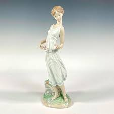 Sold at Auction: Flowers For A Goddess 1007709 - Lladro Porcelain Figurine