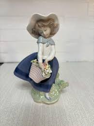 LLADRÓ Glossy Porcelain Figure Pretty Pickings of a Girl. Girl With Flowers - Etsy