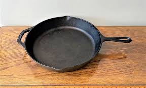 LODGE Cast Iron 12 inch Skillet/Frying Pan-Features 2 pour ...