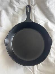 Griswold cast iron skillet No. 6