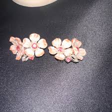 This vintage Lisner Dogwood choker and earring set... | Depop