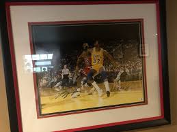 Authenticity of a Jordan Autograph: Expert Opinions Needed