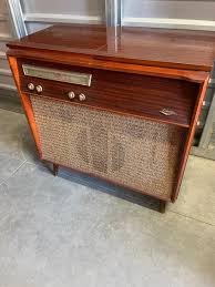804 VINTAGE SEARS SILVERTONE RADIO PHONOGRAPH CONSOLE | EstateSales.org