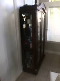 Se vende vitrina en buenas condiciones (Ashley furniture)$300 dollar ho mejor oferta