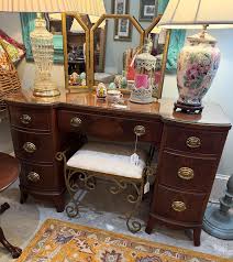 Vintage mahogany ladies desk or vanity with glass top - $350๐