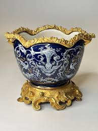 Pareja de cacharros de porcelana montados en bronce dorado con diseños neoclásicos en grisalla en venta en 1stDibs