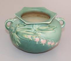 Lot - ROSEVILLE POTTERY GREEN BLEEDING HEART VASE #377-4"