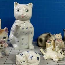 Lot #25 Green Alabaster Napkin Rings In Original Box | EstateSales.org