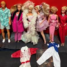 Six Vintage Barbie Dolls With a Xtra Clothes — Great Set ...