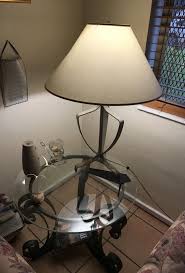 Dos mesas con dos lamparas y la mesa de centro