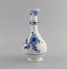 Antique Meissen Blue Onion Vase in Hand-Painted Porcelain, Early 20th C For Sale at 1stDibs