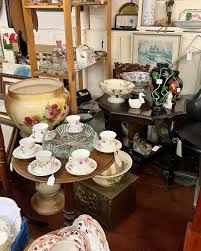 🎅🏻🎅🏻open from 10am, unit 47 upstairs, #antiquescentre ...