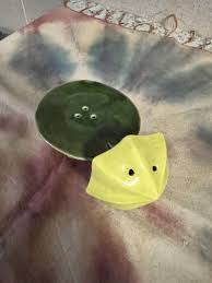 Vintage Frog On Lily Pad Holding Umbrella Salt And Pepper Shakers | eBay