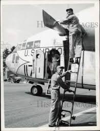 1961 Press Photo American Servicemen Loading U.S. Air Force Plane - lrb37012 | eBay