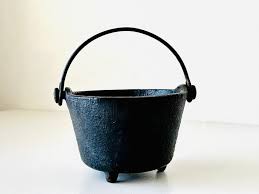 Miniature Cast Iron Spider Skillet & Cauldron Pot W/ Handle, Dollhouse Furniture, Miniature Dollhouse Farmhouse Kitchen Decor - Etsy