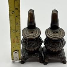 Black Cast Iron Pot Belly Stoves Salt and Pepper Shakers Cottage Granny Core | eBay