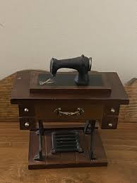 VINTAGE SEWING MACHINE MUSIC BOX Plays Beatles “Yesterday ...