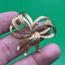 Vintage Monet Gold Tone Bow Ribbon Brooch Pin | eBay
