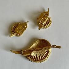 Vintage Pell Goldtone And Rhinestone Leaf Brooch And Clip Earrings Set