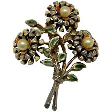 Vintage flower brooch pin. For Sale at Ruby Lane