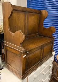 OAK SETTLE / STORAGE SEAT - Southgate Auction Rooms