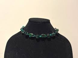 This exquisite green collar necklace showcases a harmonious ...