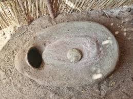 File:La pierre taillé qui sers à écraser le mil.jpg ...