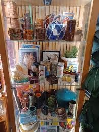 Spotted this fun display at a little hole-in-the-wall ...