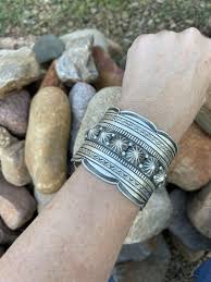 Incredibile Navajo Tribal Power Sterling Silver Cuff ...
