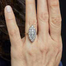 Lot - A diamond and 18K gold ring, circa 1960. Gross weight : 6,13 gr. Tray dimension : 2,6 x 1,2 cm. Size : 54/55. Diamond wei...