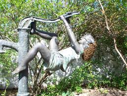 Beekeeper helps remove swarm found on statue in Staten Island backyard - silive.com