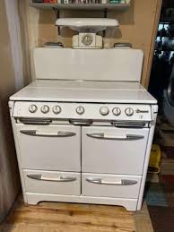 Vintage O'Keefe & Merritt Stove with 4 burners + Griddle + ...