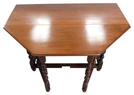 Lot - Gate-leg drop-leaf dining table, William and Mary ...