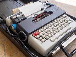 Olivetti Lettera 36 Electric Typewriter: Retro Italian ...