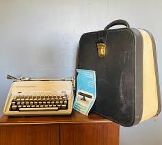 Buy Vintage 1963 Remington Fleetwing Model Cream Portable ...