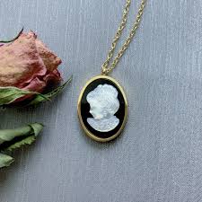 Wholesale Exquisite Oval Medal MOP Sea Shell Queen Avatar Pendant Stainless Steel Necklace for Women Jewelry| Alibaba.com