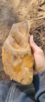 Knapping with local jasper material