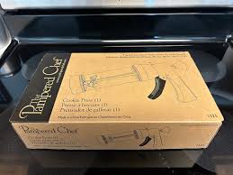 The Pampered Chef 1525 Cookie Press With 16 Discs White ...